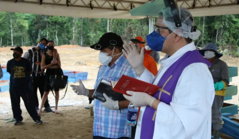 Religiosos oferecem conforto espiritual em cemitério no Tarumã