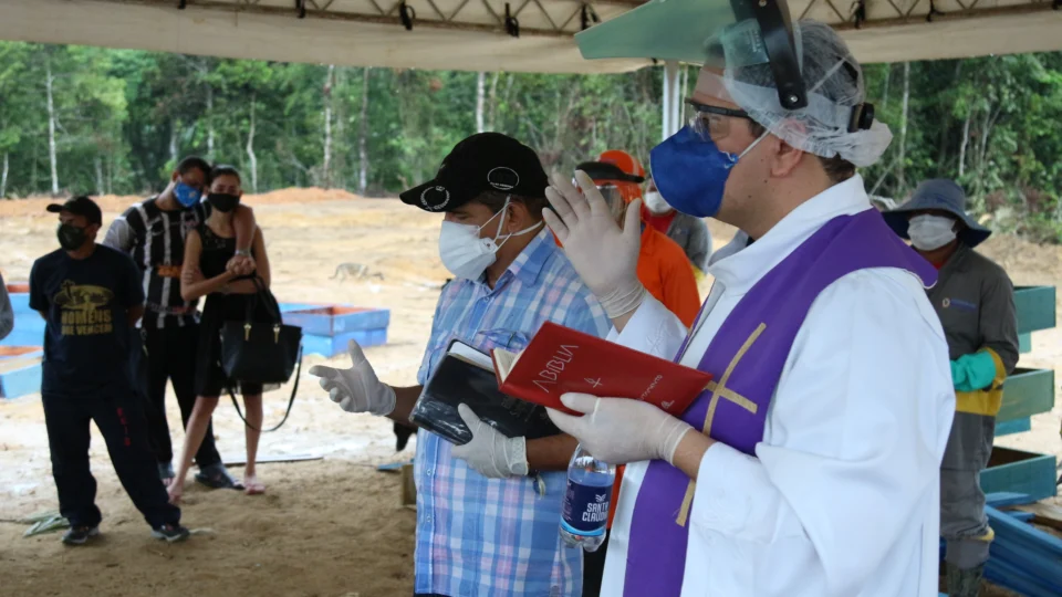 Religiosos oferecem conforto espiritual em cemitério no Tarumã
