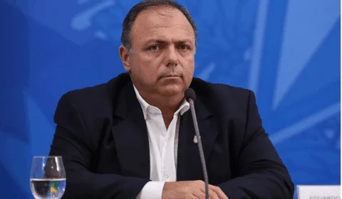 Bolsonaro afirma que Pazuello ficará ‘por muito tempo’ a frente da saúde