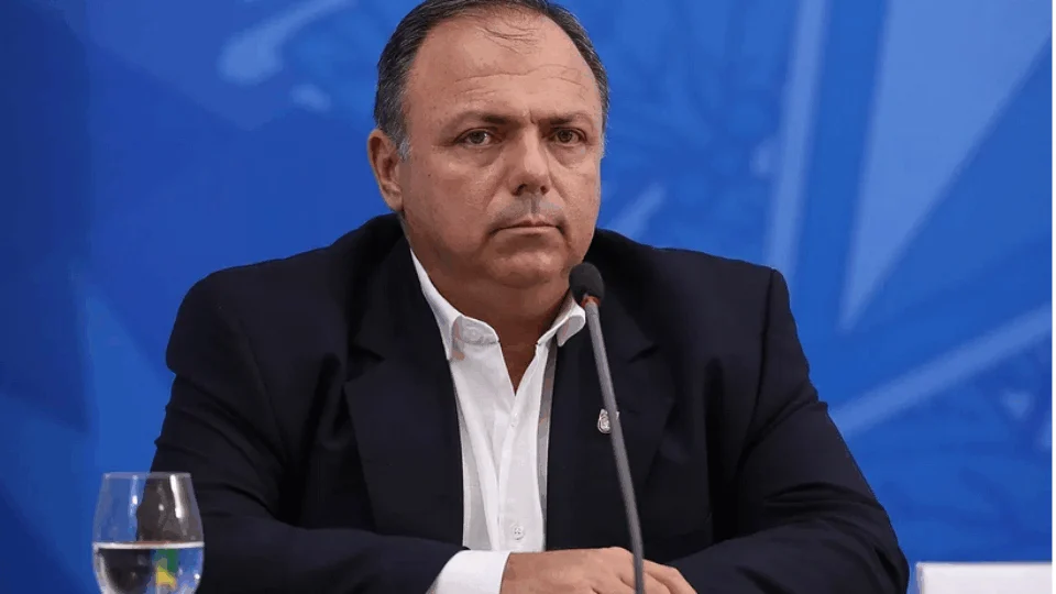 Bolsonaro afirma que Pazuello ficará ‘por muito tempo’ a frente da saúde