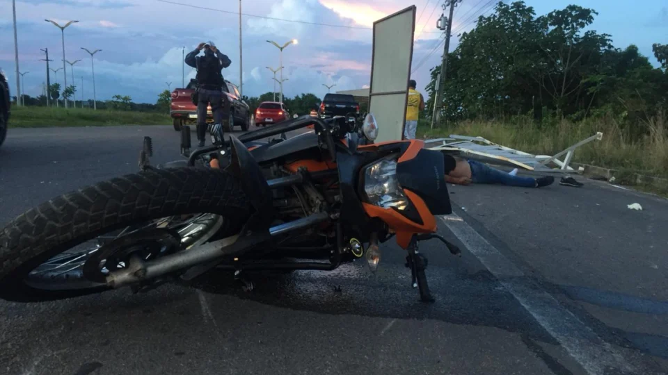 Enfermeiro morre ao cochilar e perder o controle de motocicleta na rodovia Manoel Urbano
