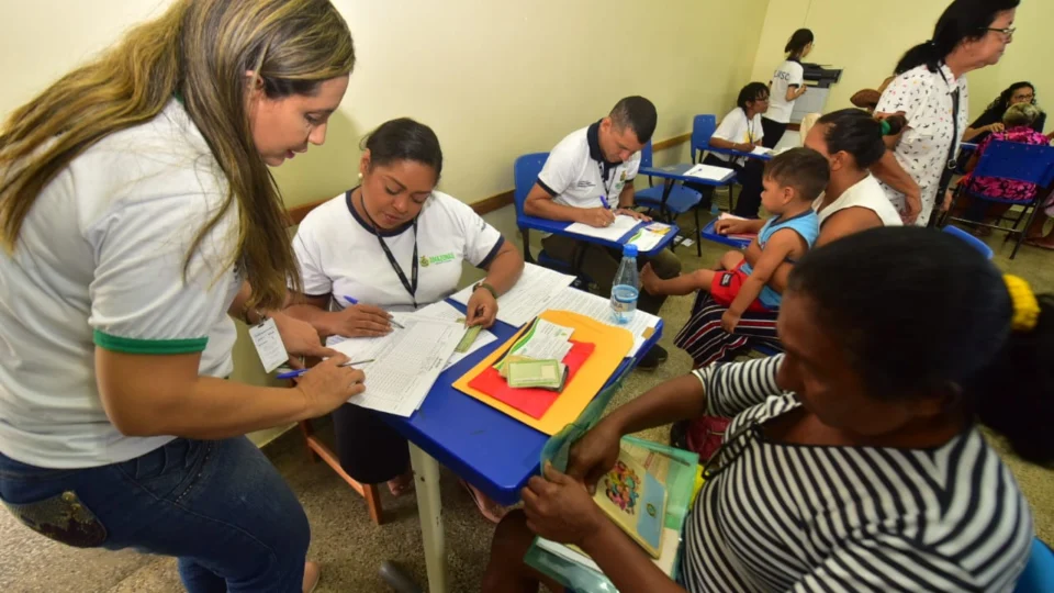 Governo do Amazonas paga terceira parcela do auxílio-moradia a famílias do Monte Horebe