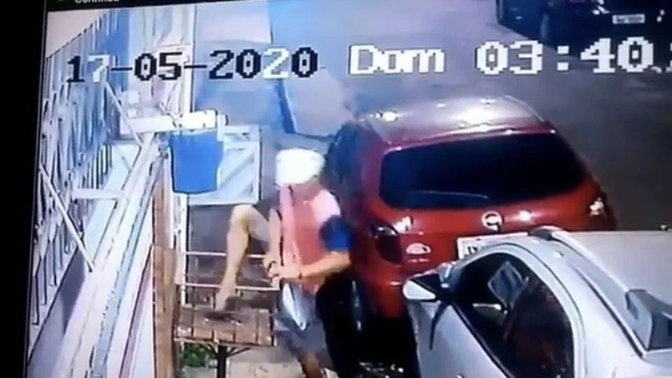 VÍDEO – Homem é flagrado furtando lâmpadas no Alvorada 2