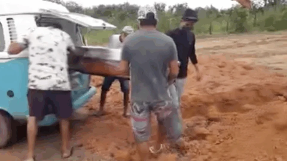 Com falta de coveiros, família tem que enterrar mulher com suspeita de Covid-19 em cemitério de Autazes