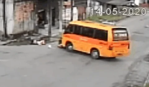 Vídeo: motorista de “Amarelinho”, dirigindo de forma imprudente, atropela motociclista na zona Leste de Manaus