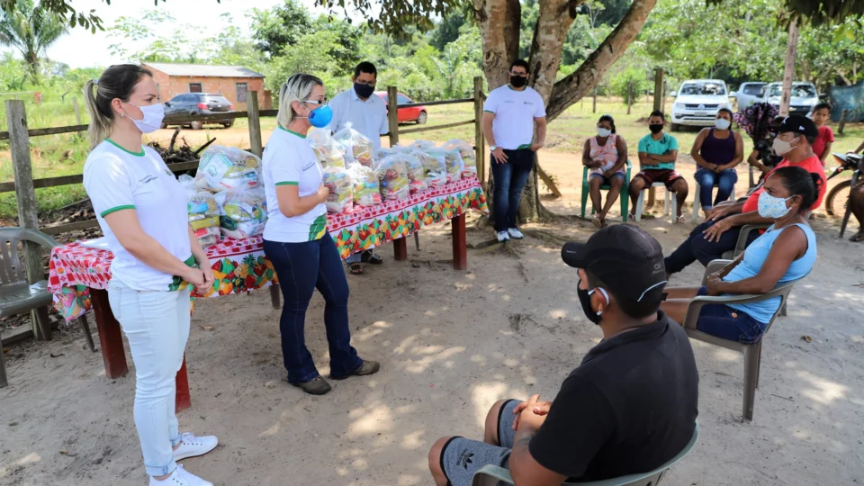 Cestas básicas e máscaras são entregues em comunidades ribeirinhas e rurais de Manacapuru