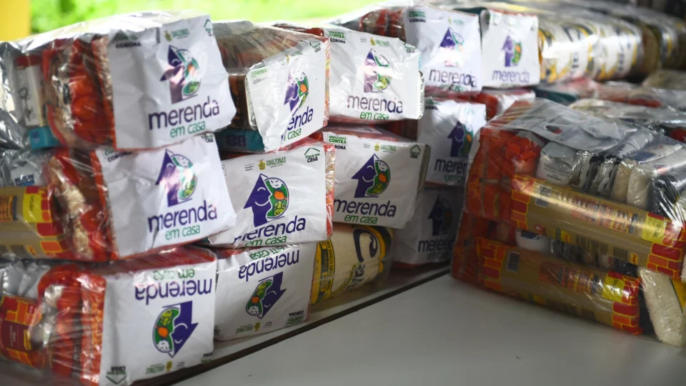 Iranduba inaugura entrega de kits do programa ‘Merenda em Casa’ no interior