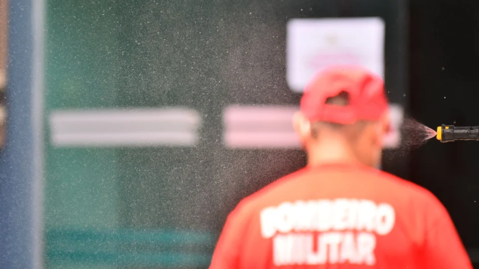 Hospital de Combate à Covid-19 utiliza cabine de descontaminação para preservar saúde dos colaboradores
