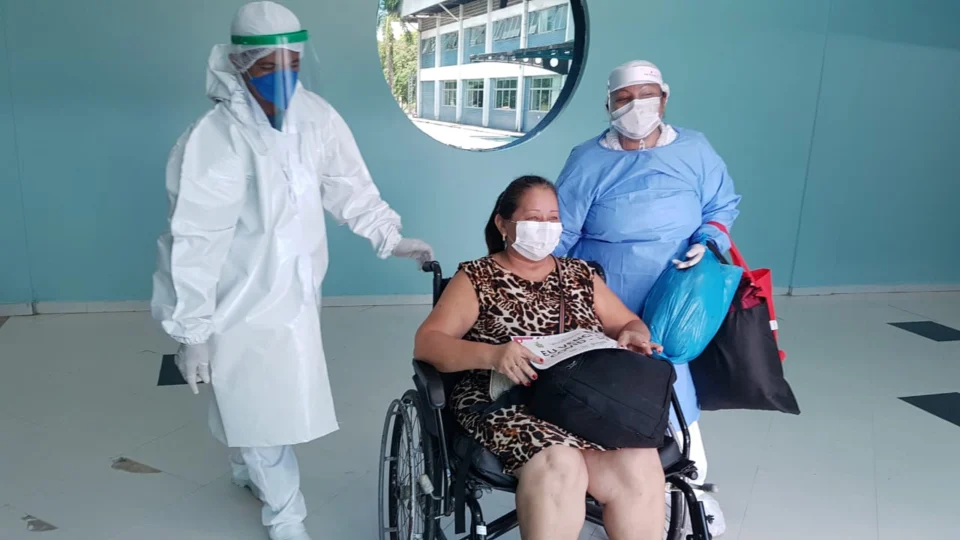 Hospital de Combate ao Covid-19 da Nilton Lins tem oito altas em um único dia