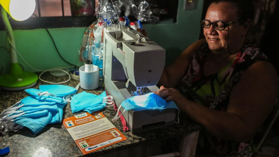 Artesãs do Prosamim produzem máscaras de proteção contra Covid-19
