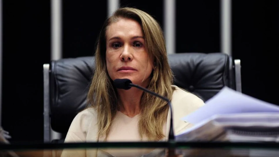 Prefeita de Boa Vista, ex-mulher de Romero Jucá desafia decreto de Bolsonaro
