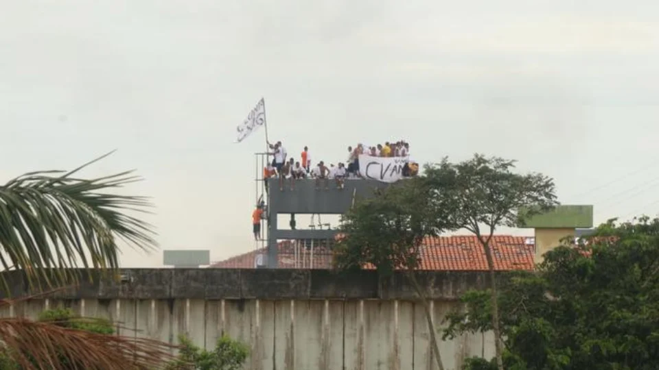 No telhado, detentos estedem bandeira de facção criminosa na UPP