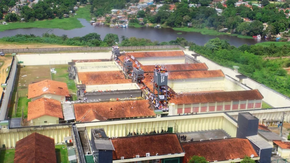 Presos fazem rebelião em presídio e ameaçam novo massacre em Manaus