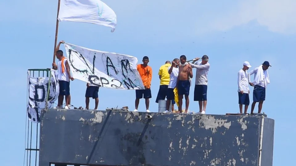 Exclusivo: em vídeo, agente penitenciário que está sendo mantido refém na UPP faz apelo pela sua vida