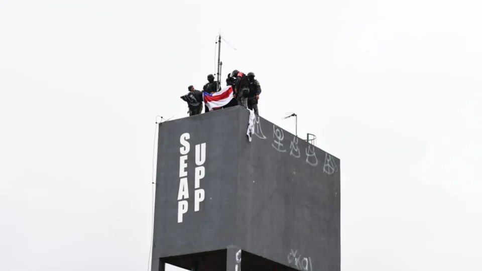 Seap e Polícia Militar controlam rebelião na UPP