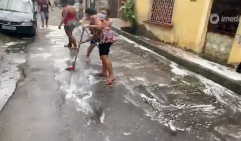 Coronavírus: moradores da Compensa 2 fazem limpeza de rua por conta própria