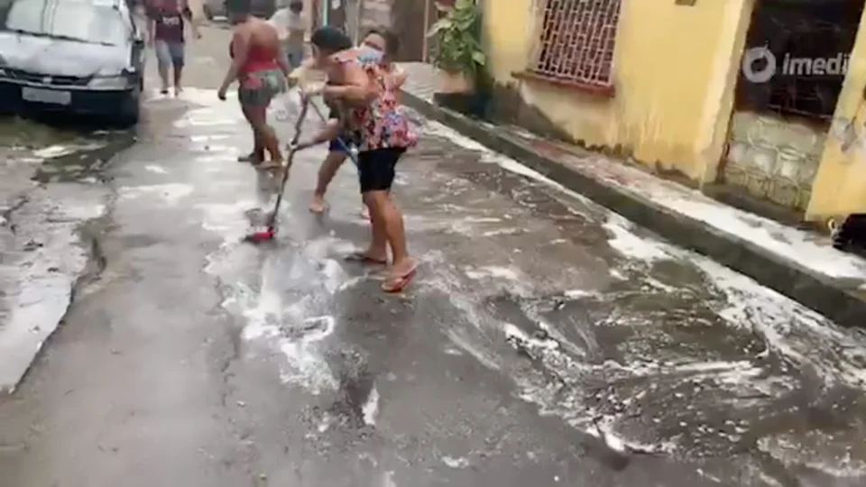 Coronavírus: moradores da Compensa 2 fazem limpeza de rua por conta própria