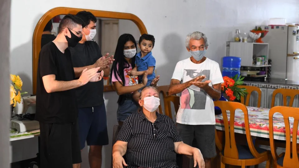 Superação: após vencer o coronavírus, Terezinha, de 65 anos, vai passar o ‘Dia das Mães’ com a família