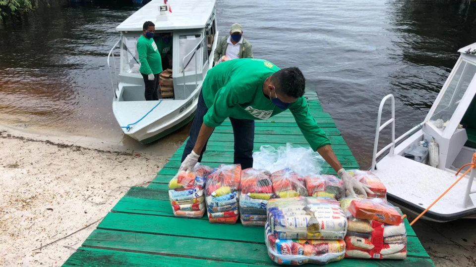 Ação solidária entrega cestas básicas, kits de limpeza e máscaras para comunidades tradicionais do AM