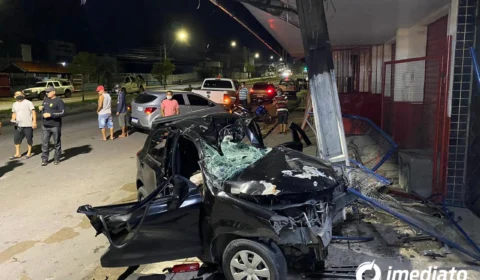 Motorista de aplicativo perde controle de carro e atinge um poste na Av. Grande Circular