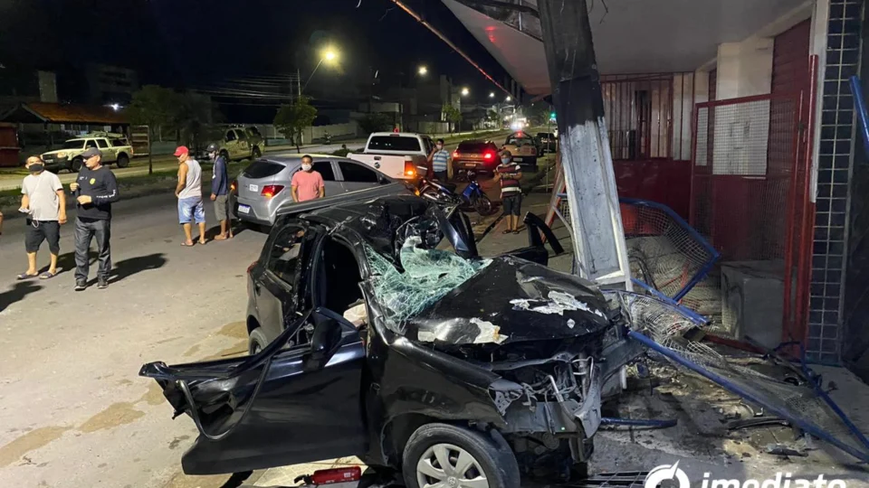 Motorista de aplicativo perde controle de carro e atinge um poste na Av. Grande Circular