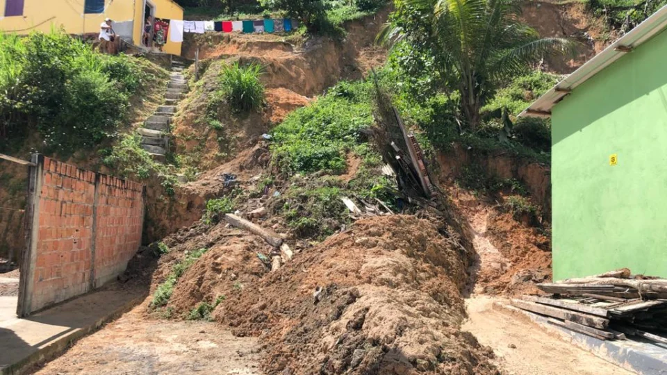 Durante temporal famílias perderam suas casas e temem novo desabamento no Nossa Senhora de Fátima 2