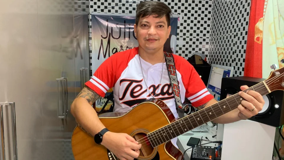 Conheça o cantor gospel Júlio Marques