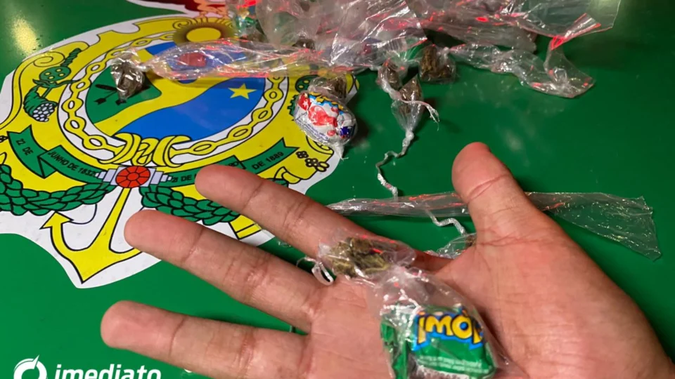 Dupla é presa por tráfico; chiclete era oferecido na compra de maconha