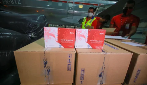 Governo recebe EPIs e testes rápidos doados por empresa do Polo Industrial de Manaus