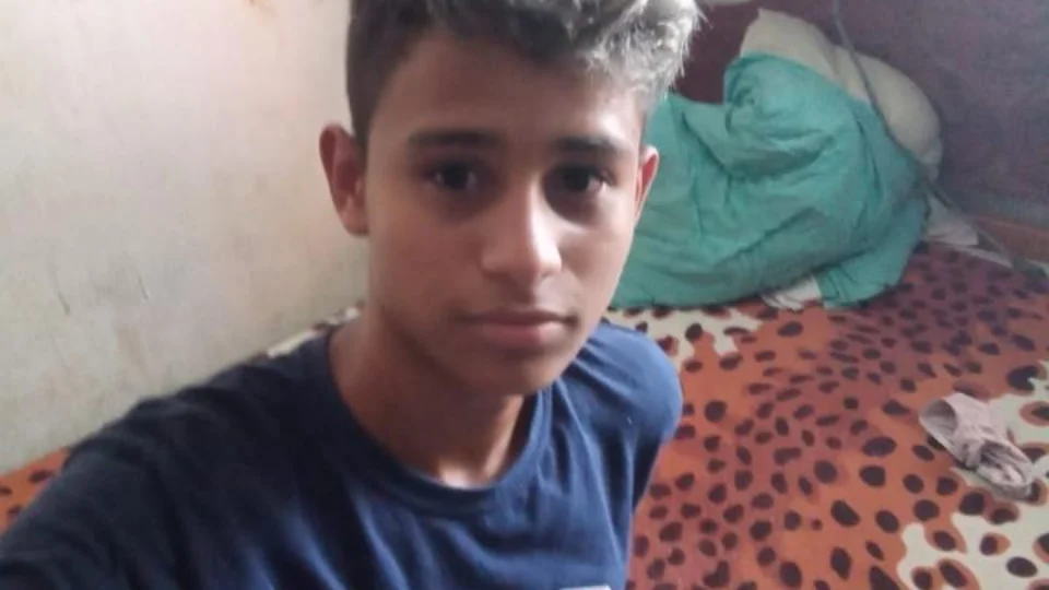 Desesperada, mãe procura filho adolescente desaparecido em Manaus