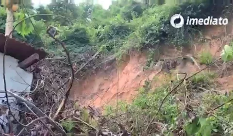 Deslizamento de barranco ameaça vida de moradores na comunidade Parque Mauá