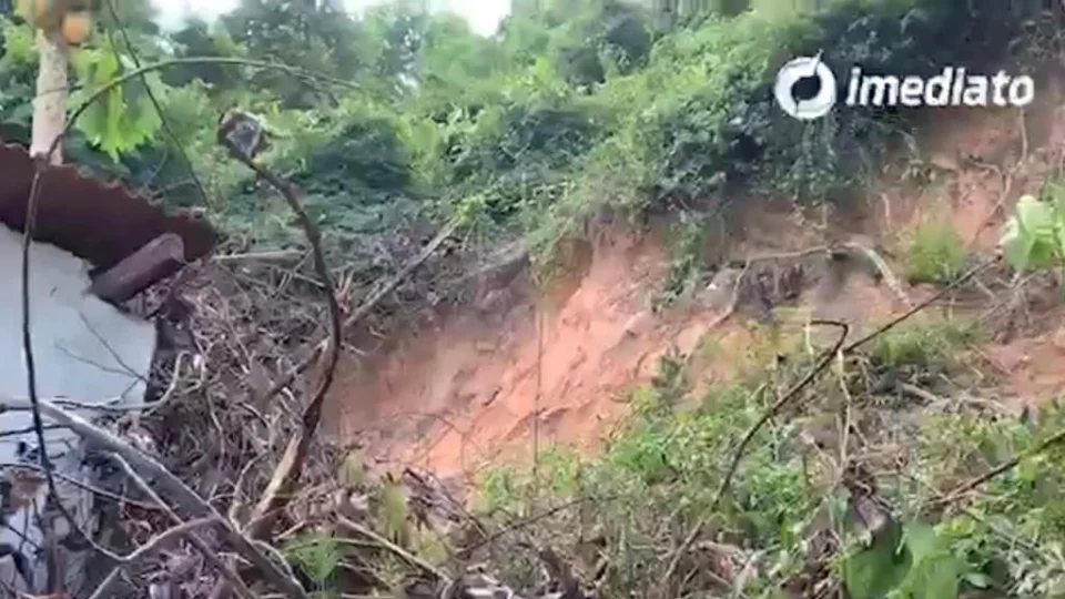 Deslizamento de barranco ameaça vida de moradores na comunidade Parque Mauá