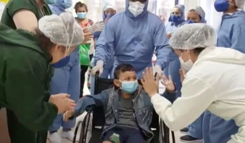 Em um dia, 15 pessoas recuperadas da Covid-19 recebem alta do Delphina Aziz