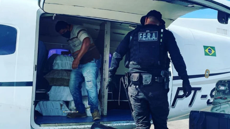 280kg de droga apreendidos em Coari são enviados em avião para a capital para perícia