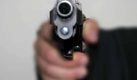 Suspeito de atirar em mulher sofre acidente durante fuga de assalto