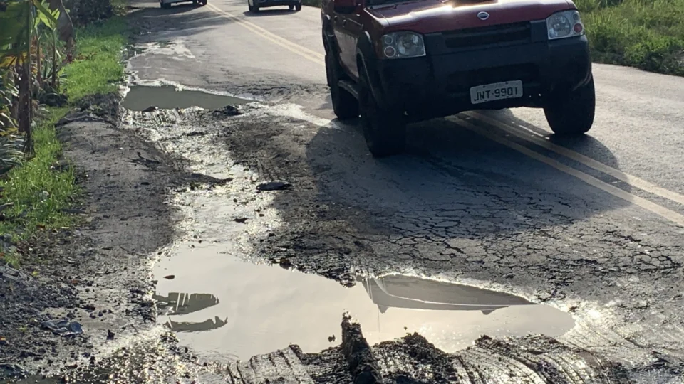 Falta de asfalto causa trânsito, acidentes e prejuízos no Colina do Aleixo, zona Leste de Manaus