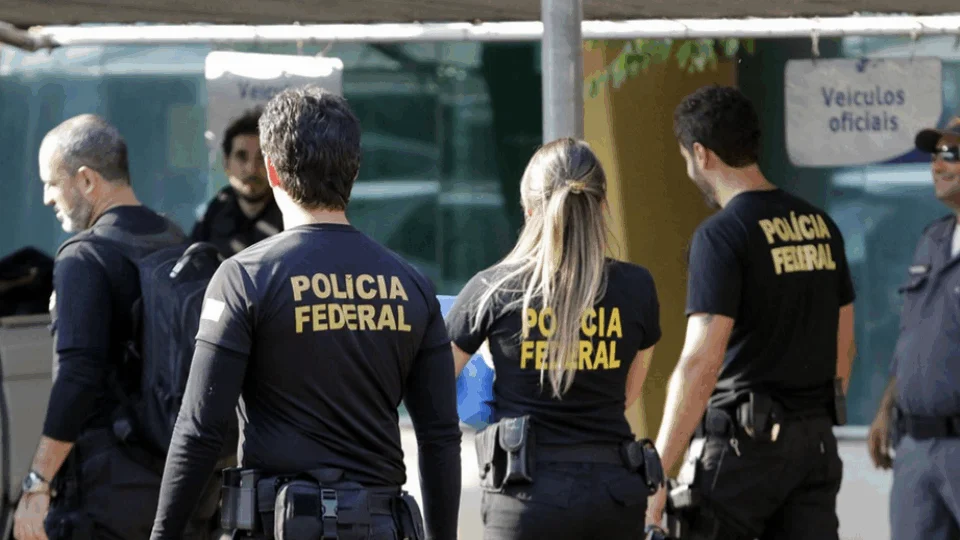 Polícia Federal realiza operação de busca e apreensão nesta terça-feira (30)