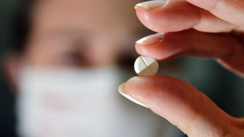 OMS anuncia retomada de testes com hidroxicloroquina para covid-19