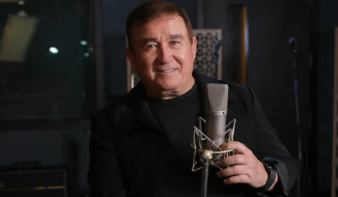 Amado Batista faz live para todos os apaixonados nesta sexta-feira (19)