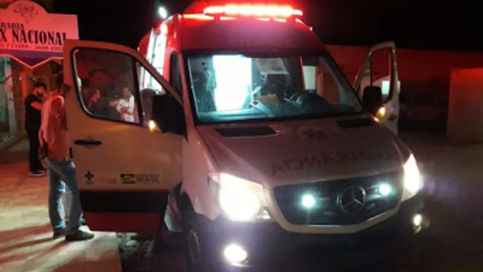 Dupla rouba ambulância, faz motorista refém e roubam equipamentos médicos em SP