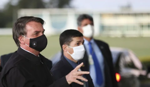 Justiça derruba decisão que determinou uso de máscara ao presidente