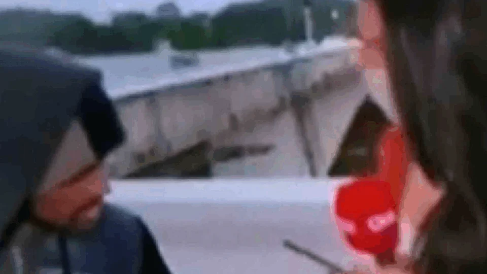 Vídeo: repórter é assaltada ao vivo por homem armado com faca