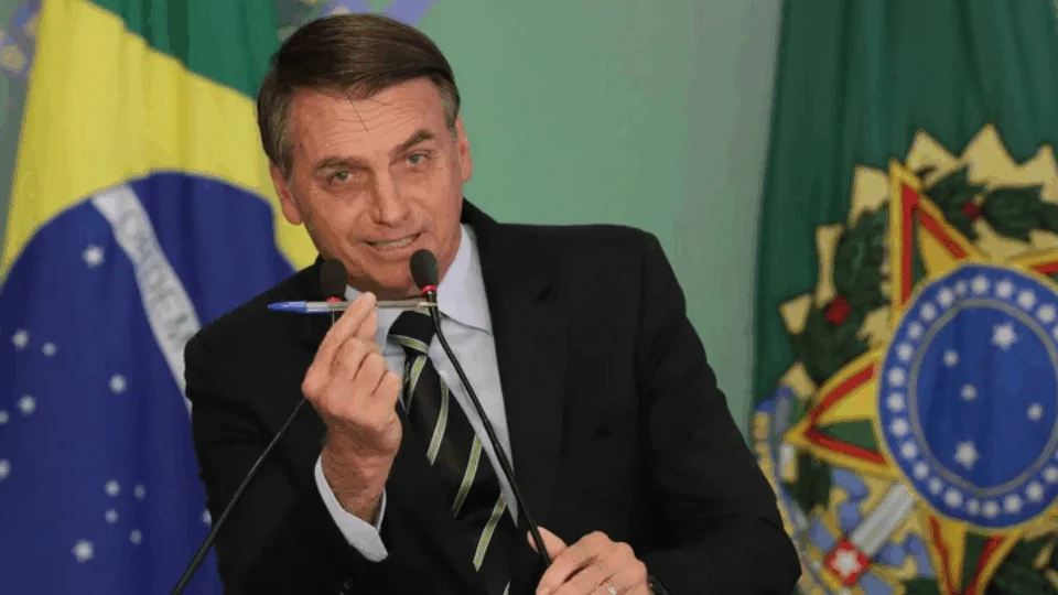 Bolsonaro assina Medida Provisória que pode prejudicar a Rede Globo em jogos de futebol