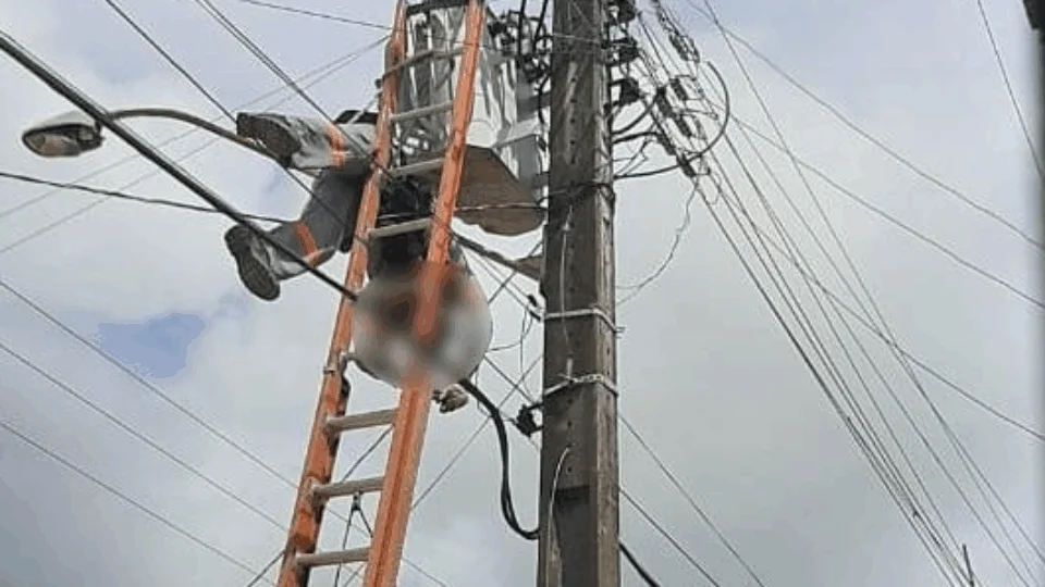 Eletricista morre durante manutenção em poste de energia em município de Roraima