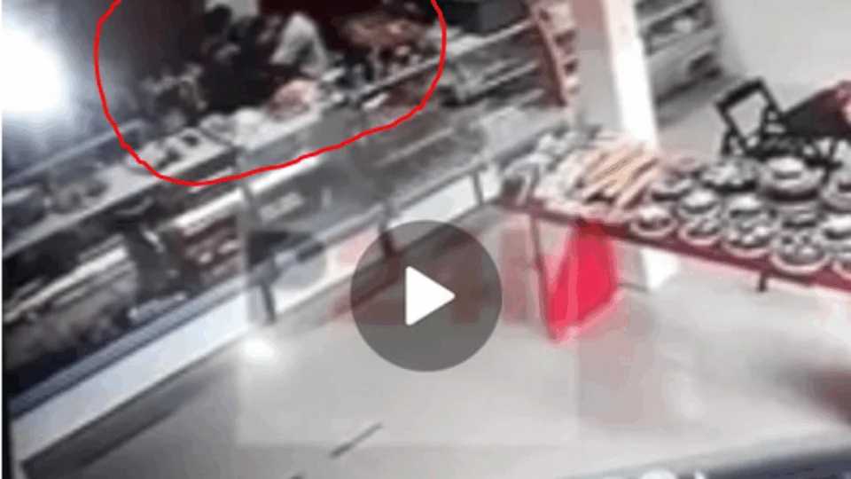 Vídeo: Câmeras flagram patrão agredindo funcionária de padaria