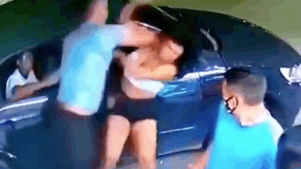 Vídeo mostra travesti e mulheres sendo brutalmente espancadas por valentão na zona Norte