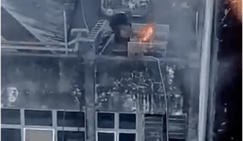 Homem é flagrado provocando fogo em cima de prédio e deixa lojistas em pânico no Centro de Manaus