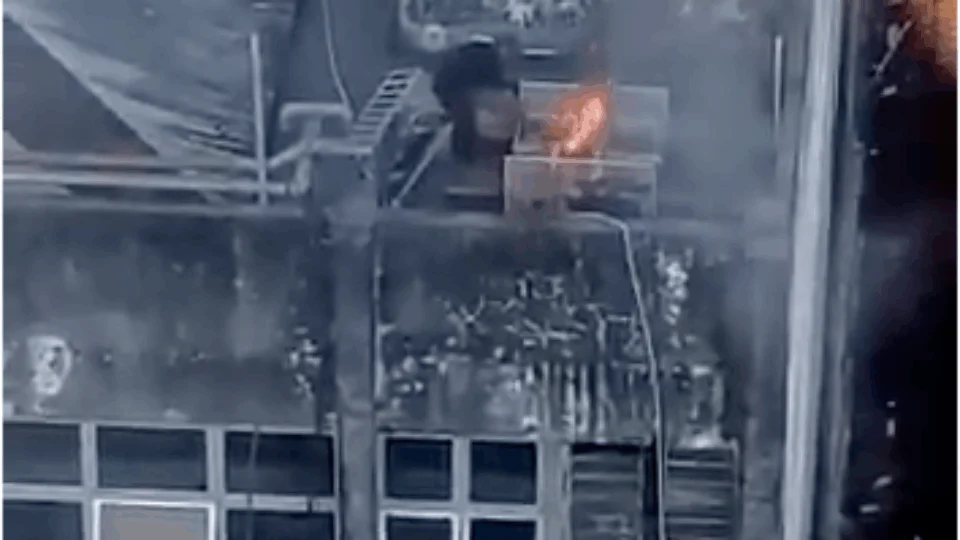 Homem é flagrado provocando fogo em cima de prédio e deixa lojistas em pânico no Centro de Manaus