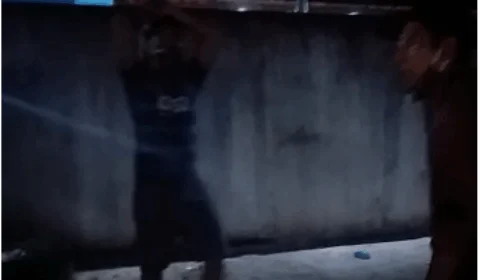 Vídeo mostra suposto aliciador de crianças sendo punido por ‘Tribunal do Crime’