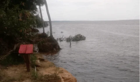 Corpos de dois homens executados a tiros, em decomposição, são encontrados boiando em rio
